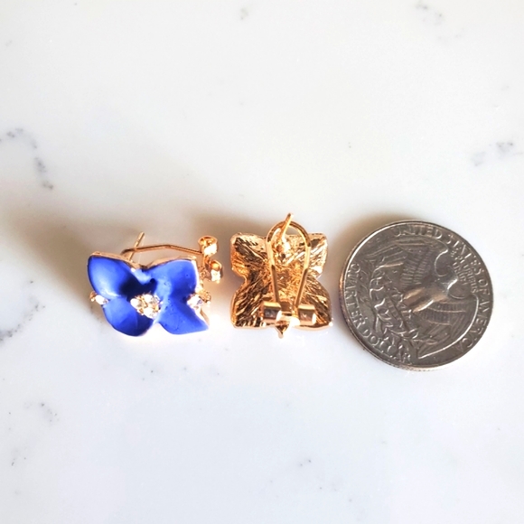 SALE 🥰❤RESTOCKED... Camila flower stud earrings - Picture 4 of 4